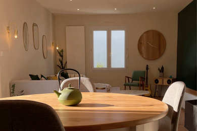 Idées déco pour une salle à manger moderne avec un mur beige et sol en stratifié.