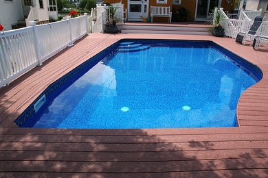 Ejemplo de piscina con fuente grande a medida en patio trasero