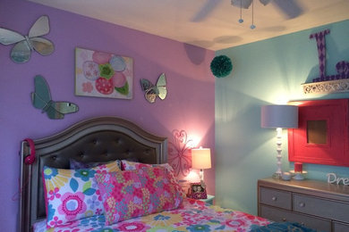 Foto de dormitorio ecléctico de tamaño medio sin chimenea con paredes azules, moqueta y suelo beige