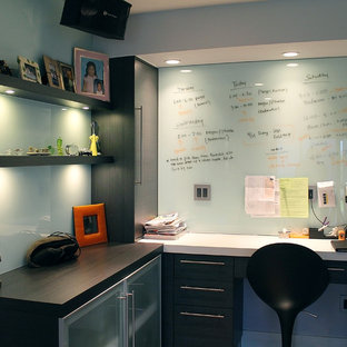 Design ideas for a small modern home office and library in Los Angeles with a built-in desk.