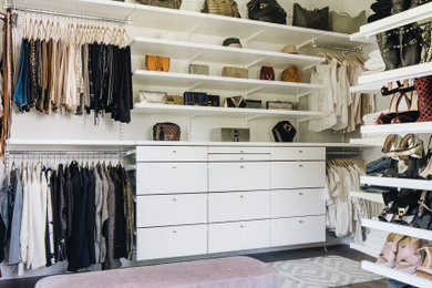 Example of a trendy closet design in Chicago