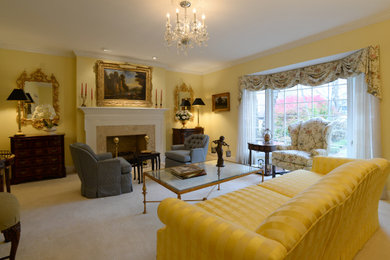 Large elegant living room photo in Chicago