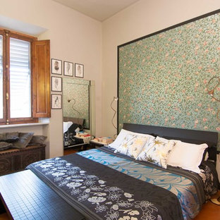 Immagine di una camera matrimoniale etnica di medie dimensioni con pareti verdi, pavimento in terracotta, nessun camino e pavimento arancione