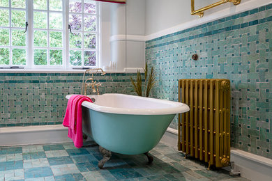 Exempel på ett mellanstort modernt badrum för barn, med blå skåp, ett fristående badkar, blå kakel, keramikplattor, klinkergolv i keramik, blått golv och dusch med gångjärnsdörr