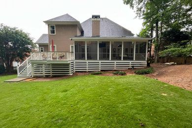 Foto de terraza moderna grande en patio trasero y anexo de casas con zócalos y barandilla de metal