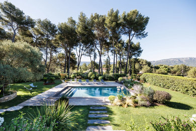 Inspiration pour une piscine arrière méditerranéenne de taille moyenne avec une terrasse en bois.