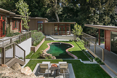 Example of a mid-century modern exterior home design in Los Angeles