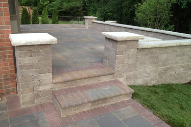 Example of a classic patio design in Detroit
