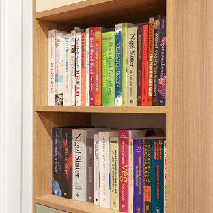 Inspiration för stora nordiska kök, med en nedsänkt diskho, luckor med profilerade fronter, skåp i mellenmörkt trä, bänkskiva i betong, vitt stänkskydd, stänkskydd i tunnelbanekakel, rostfria vitvaror, korkgolv och en köksö