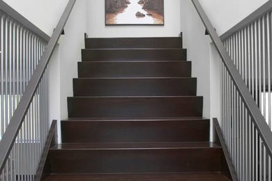 Cette photo montre un petit escalier moderne.