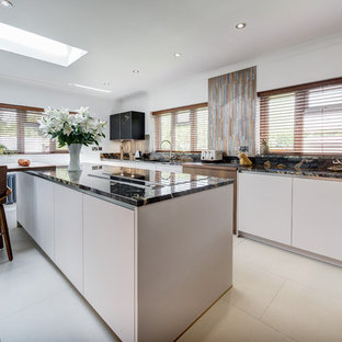 Cuisine avec une crédence en carreau de verre et un plan ...