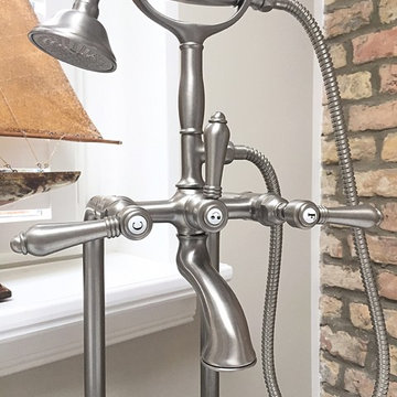 Freistehende Badewannenarmatur in Retro Optik als stilistischer Bruch