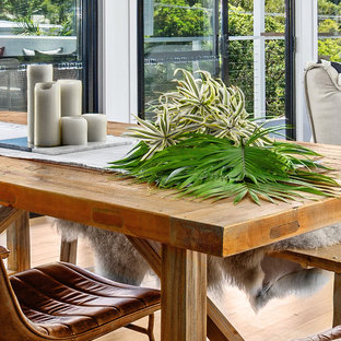 サンシャインコーストの中サイズのビーチスタイルのLDKの画像 (グレーの壁、淡色無垢フローリング、マルチカラーの床)