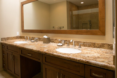 Inspiration for a transitional bathroom remodel in Los Angeles