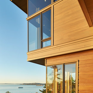 シアトルのモダンスタイルのおしゃれな家の外観 (木材サイディング) の写真