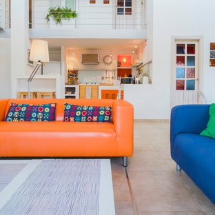 Offenes, Großes, Repräsentatives, Fernseherloses Mediterranes Wohnzimmer ohne Kamin mit weißer Wandfarbe und Travertin in Malaga