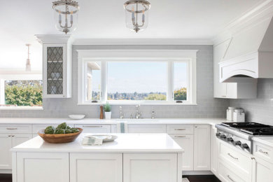 Kitchen - traditional kitchen idea in Seattle