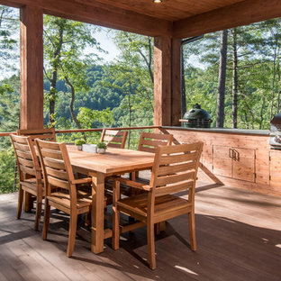 他の地域の中サイズのラスティックスタイルのおしゃれな裏庭のテラス (アウトドアキッチン、張り出し屋根、デッキ材舗装) の写真