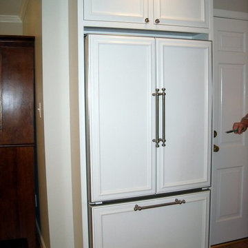 Traditional painted kitchen with penninsula