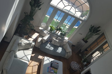 Foto di un grande soggiorno minimal aperto con pareti bianche, pavimento in legno massello medio e camino classico
