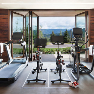 デンバーのラスティックスタイルのおしゃれなホームジム (茶色い壁、コンクリートの床、グレーの床) の写真