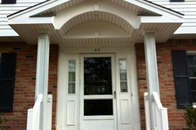 Example of a classic entryway design in New York