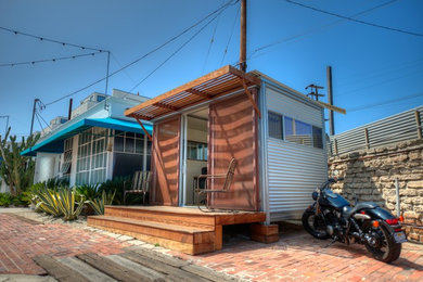 Example of a small minimalist one-story metal exterior home design in Los Angeles
