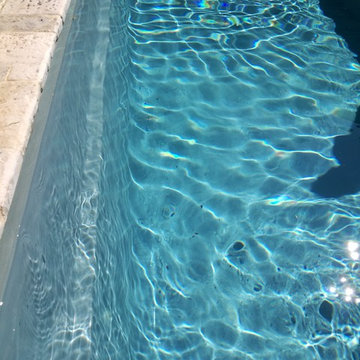 Piscina incastonata in un cortile antico