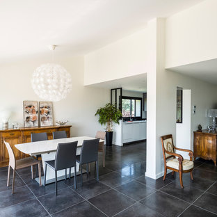 グルノーブルのコンテンポラリースタイルのLDKの画像 (白い壁)