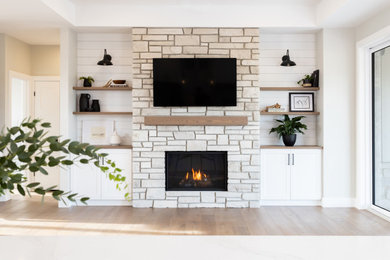 Example of a farmhouse living room design in Toronto