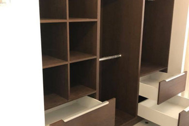 Imagen de armario unisex moderno de tamaño medio con armarios abiertos, puertas de armario de madera en tonos medios, suelo de baldosas de cerámica y suelo multicolor