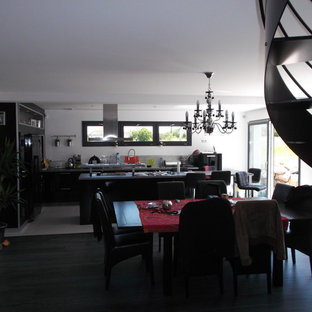 ナンシーの中サイズのコンテンポラリースタイルのLDKの画像 (白い壁、塗装フローリング、グレーの床)