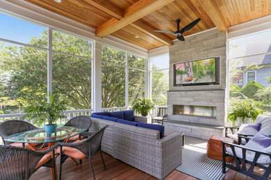 Foto de porche cerrado clásico renovado grande en patio trasero y anexo de casas con entablado y barandilla de madera