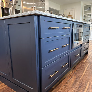 Starmark Bridgeport Kitchen in Simply White & Blueberry