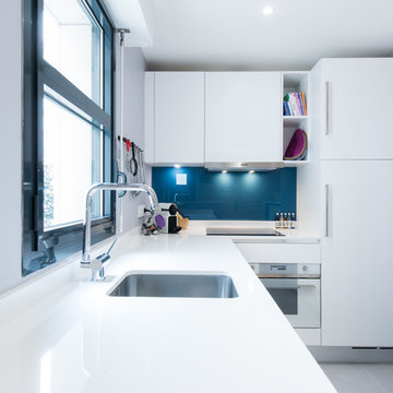 agencement d'une cuisine d'angle design moderne finition laque blanc mat