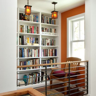 Exempel på en mellanstor amerikansk hall, med orange väggar, mellanmörkt trägolv och brunt golv