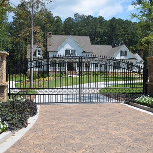 アトランタのカントリー風おしゃれな家の外観 (ビニールサイディング、切妻屋根、戸建、板屋根) の写真