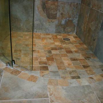 Small Master with curved 3/4 round shower