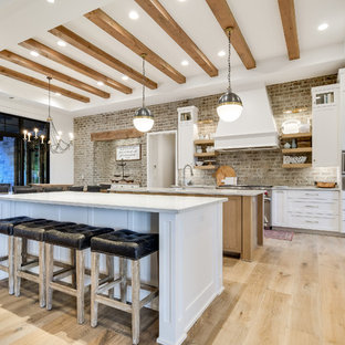 Landhausstil Küchen mit Rückwand aus Backstein Ideen, Design & Bilder