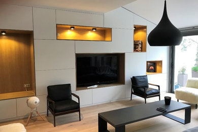 Photo of a contemporary living room in Bordeaux.