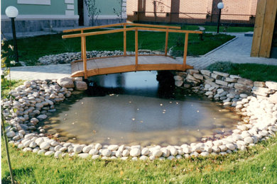 декоративный водоем с мостиком