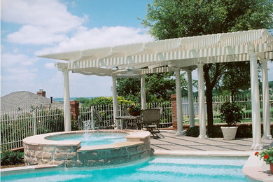 Elegant pool photo in Dallas