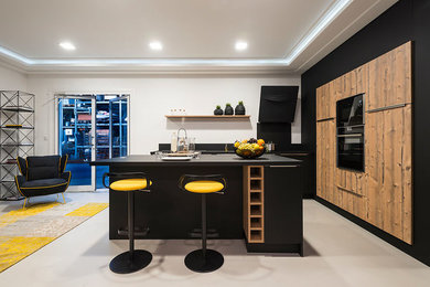 Inspiration for a medium sized l-shaped kitchen in Grenoble with a single-bowl sink, laminate countertops, black splashback, concrete flooring, an island, grey floors and black worktops.