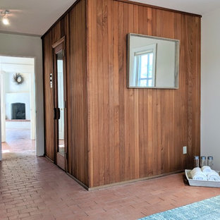 他の地域の中サイズのサンタフェスタイルのおしゃれなヨガスタジオ (レンガの床、茶色い床、ベージュの壁) の写真