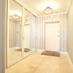 На фото: прихожая в классическом стиле с