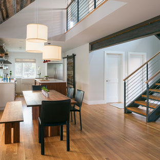 Inspiration för ett mellanstort lantligt kök med matplats, med vita väggar, ljust trägolv och svart golv