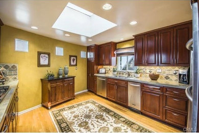 Kitchen - transitional kitchen idea in Los Angeles