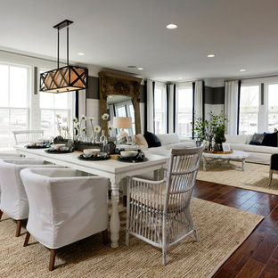 ワシントンD.C.の巨大なトラディショナルスタイルのLDKの画像 (茶色い床、マルチカラーの壁、クッションフロア、横長型暖炉、木材の暖炉まわり)