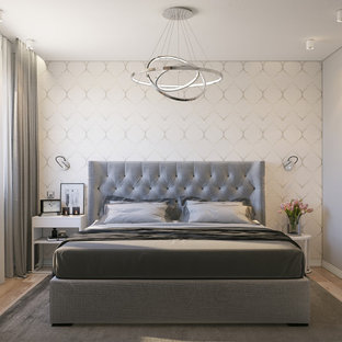 Ispirazione per una camera matrimoniale moderna di medie dimensioni con pareti beige, parquet chiaro, soffitto a cassettoni e carta da parati