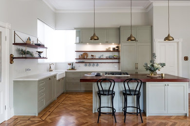 Mid-sized traditional kitchen in Perth.
